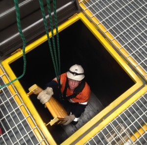 CONFINED SPACE GB 1 Worker in confined space